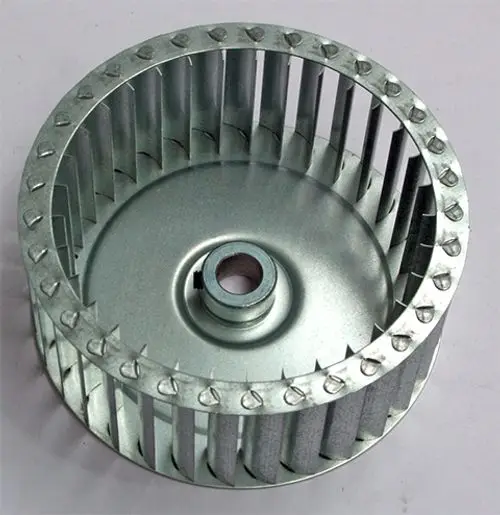 Gebläserad aus Metall mit radialen Lamellen, gefertigt von Daikin, zur Verwendung in Heizungs- oder Belüftungssystemen.